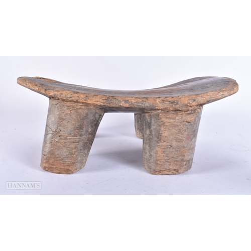 131 - AN ANTIQUE AFRICAN TRIBAL WOOD HEADREST. 34 cm x 18 cm.