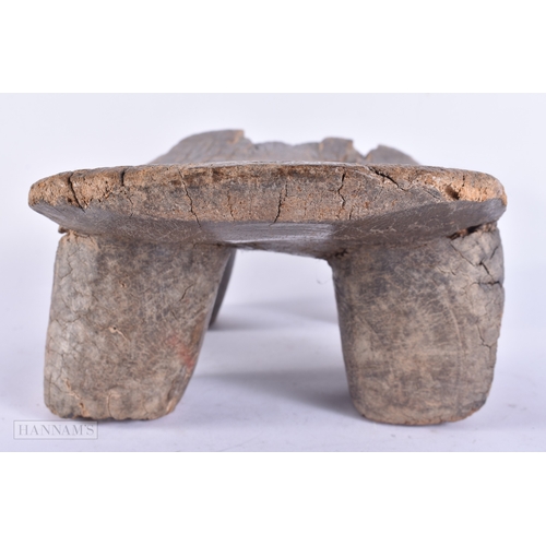 131 - AN ANTIQUE AFRICAN TRIBAL WOOD HEADREST. 34 cm x 18 cm.