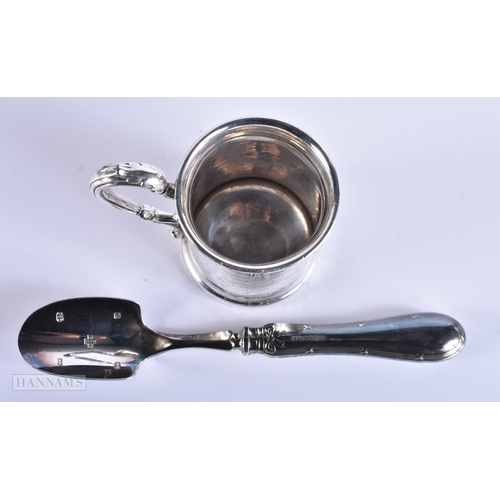 35 - AN ANTIQUE CONTINENTAL SILVER MUG engraved with Chinese scenes, together with a solid silver scoop. ... 