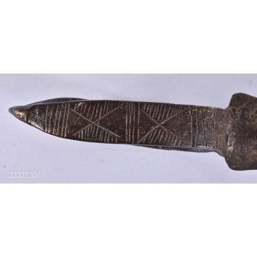 359 - AN UNUSUAL 19TH CENTURY AFRICAN TRIBAL SNAKE SKIN MOUNTED BRONZE KNIFE. 27 cm wide. WE ARE UNABLE TO... 