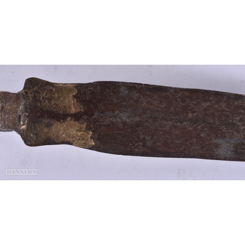 359 - AN UNUSUAL 19TH CENTURY AFRICAN TRIBAL SNAKE SKIN MOUNTED BRONZE KNIFE. 27 cm wide. WE ARE UNABLE TO... 