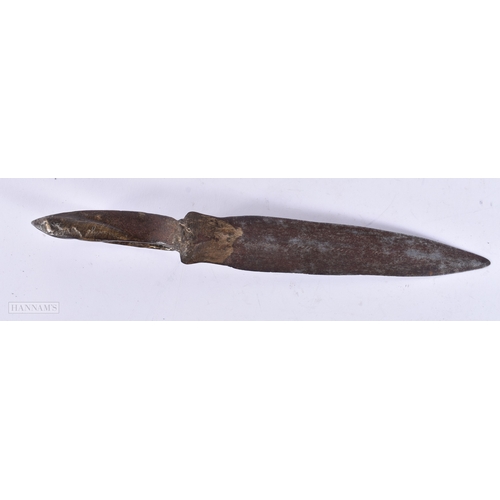 359 - AN UNUSUAL 19TH CENTURY AFRICAN TRIBAL SNAKE SKIN MOUNTED BRONZE KNIFE. 27 cm wide. WE ARE UNABLE TO... 