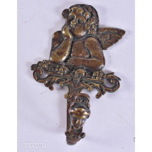 363 - AN 18TH/19TH CENTURY EUROPEAN BRONZE CHERUB HANGING RACK. 13 cm x 9 cm.