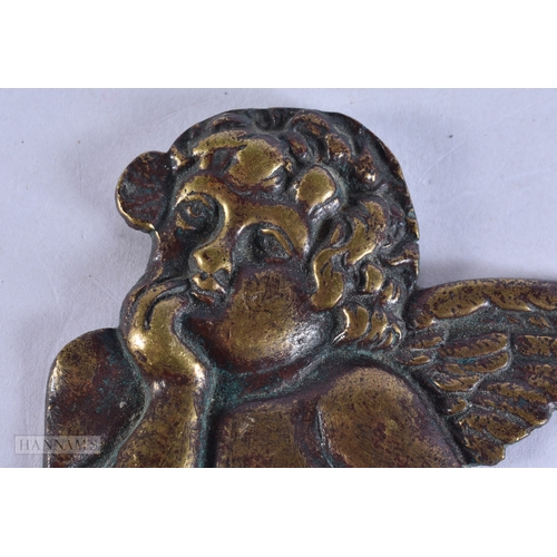 363 - AN 18TH/19TH CENTURY EUROPEAN BRONZE CHERUB HANGING RACK. 13 cm x 9 cm.