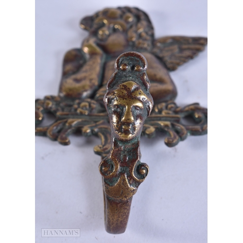 363 - AN 18TH/19TH CENTURY EUROPEAN BRONZE CHERUB HANGING RACK. 13 cm x 9 cm.
