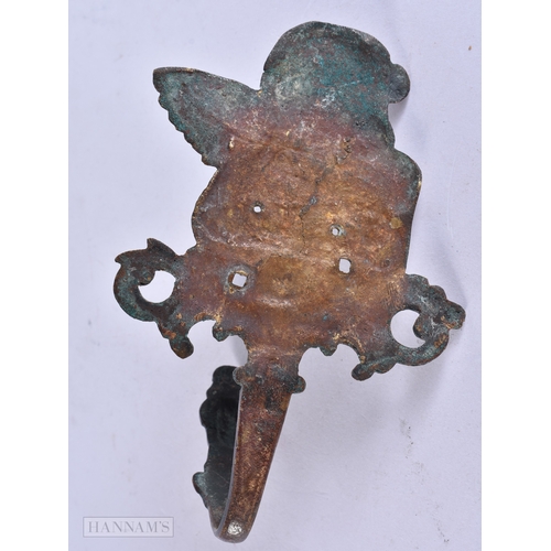 363 - AN 18TH/19TH CENTURY EUROPEAN BRONZE CHERUB HANGING RACK. 13 cm x 9 cm.