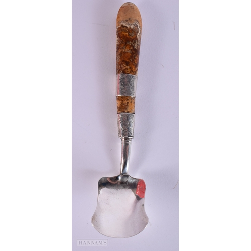 388 - AN EARLY VICTORIAN SILVER AND AGATE PRESERVE SPOON. Birmingham 1852. 31 grams. 14.5 cm long.
