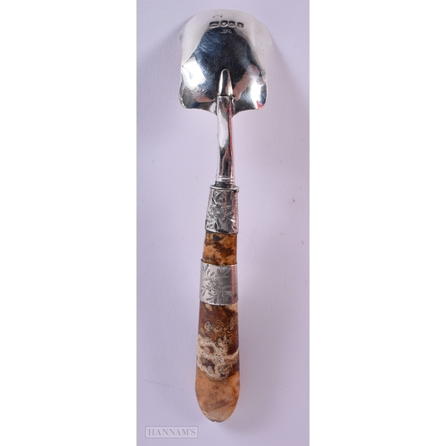 388 - AN EARLY VICTORIAN SILVER AND AGATE PRESERVE SPOON. Birmingham 1852. 31 grams. 14.5 cm long.