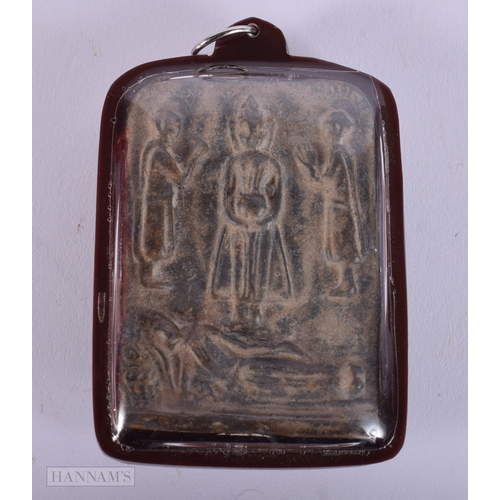 393 - AN INDIAN CASED HINDU SHRINE PANEL PENDANT. 50.6 grams. 7 cm x 5 cm.