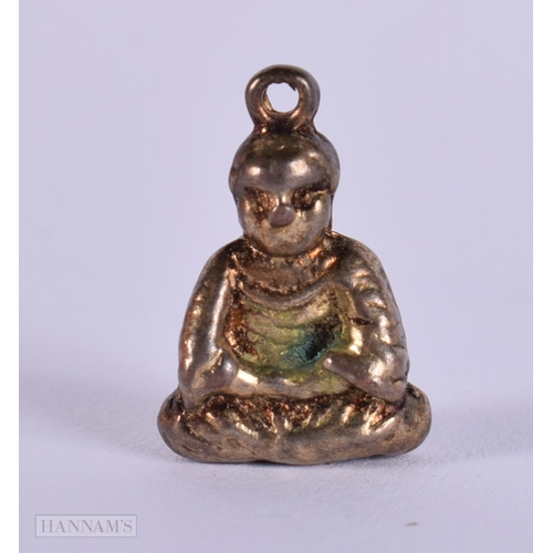 397 - AN ANTIQUE CHINESE YELLOW METAL BUDDHA PENDANT. 5 grams. 1.75 cm x 1.25 cm.