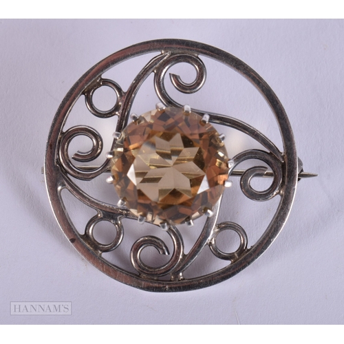 400 - AN EDWARDIAN SILVER CITIRINE BROOCH. 9.2 grams. 3.25 cm wide.