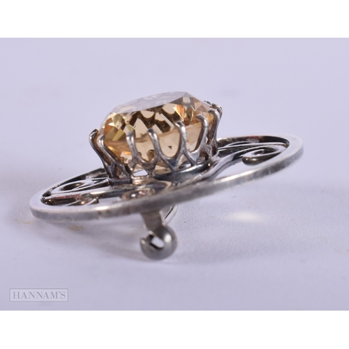 400 - AN EDWARDIAN SILVER CITIRINE BROOCH. 9.2 grams. 3.25 cm wide.