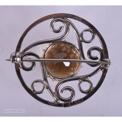 400 - AN EDWARDIAN SILVER CITIRINE BROOCH. 9.2 grams. 3.25 cm wide.