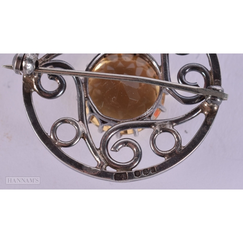 400 - AN EDWARDIAN SILVER CITIRINE BROOCH. 9.2 grams. 3.25 cm wide.