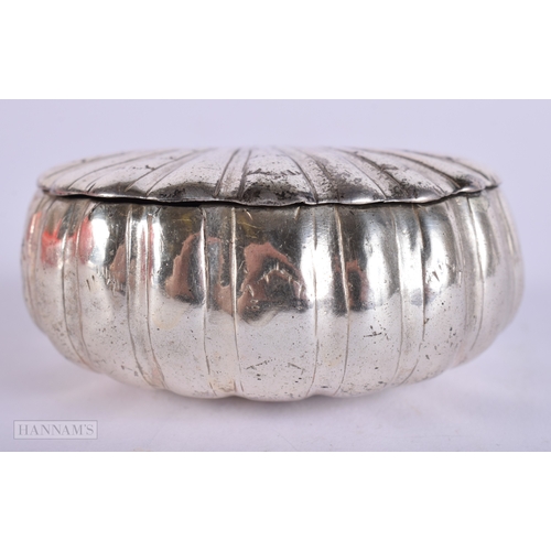 402 - AN ANTIQUE WHITE METAL CLAM SHELL SNUFF BOX. 36 grams. 5 cm x 6 cm.