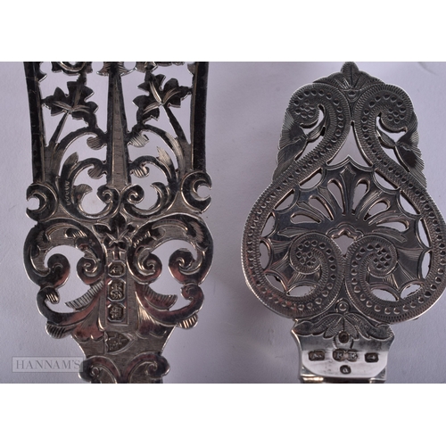 440 - A LOVELY PAIR OF VICTORIAN SILVER AND MOTHER OF PEARL SERVING UTENSILS. 77 grams. 16.5 cm long. (2)