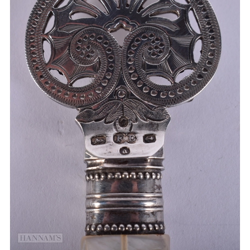 440 - A LOVELY PAIR OF VICTORIAN SILVER AND MOTHER OF PEARL SERVING UTENSILS. 77 grams. 16.5 cm long. (2)