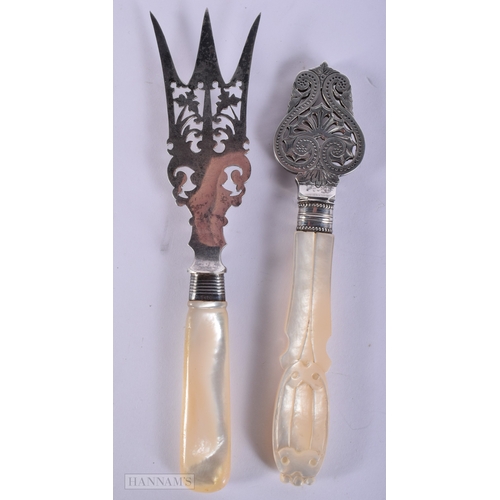 440 - A LOVELY PAIR OF VICTORIAN SILVER AND MOTHER OF PEARL SERVING UTENSILS. 77 grams. 16.5 cm long. (2)