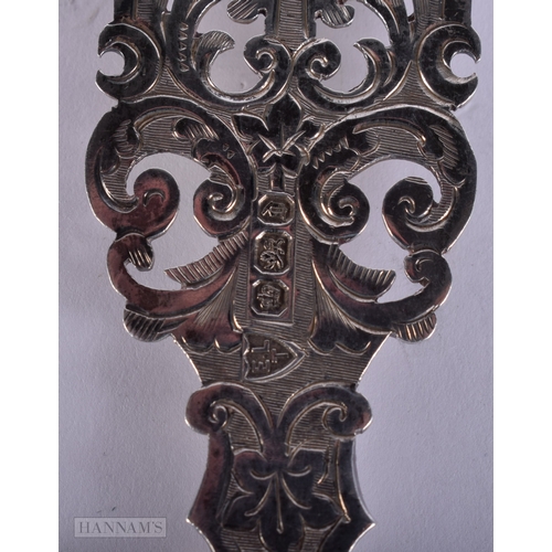 440 - A LOVELY PAIR OF VICTORIAN SILVER AND MOTHER OF PEARL SERVING UTENSILS. 77 grams. 16.5 cm long. (2)
