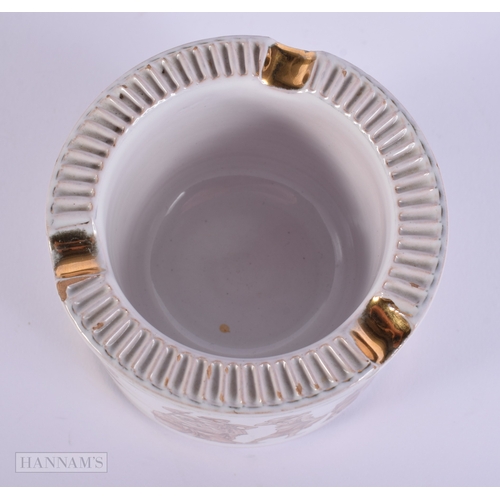 466 - AN ITALIAN CERAMIC POTTERY ANTIQUITY ASHTRAY modelled in the grand tour style. 8 cm wide.