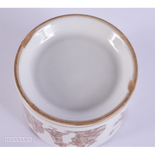 466 - AN ITALIAN CERAMIC POTTERY ANTIQUITY ASHTRAY modelled in the grand tour style. 8 cm wide.