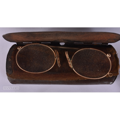 102 - Spectacles & Eyewear Antique / Vintage Inc Pince-Nez, Plated Job lot. (qty)