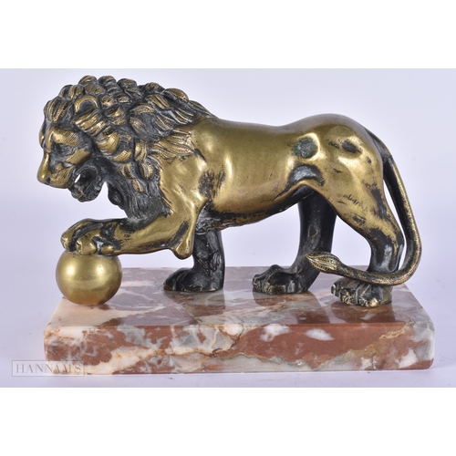 119 - AN 18TH/19TH CENTURY EUROPEAN GRAND TOUR BRONZE FIGURE OF THE MEDICI LION upon a marble base. 15cm x... 