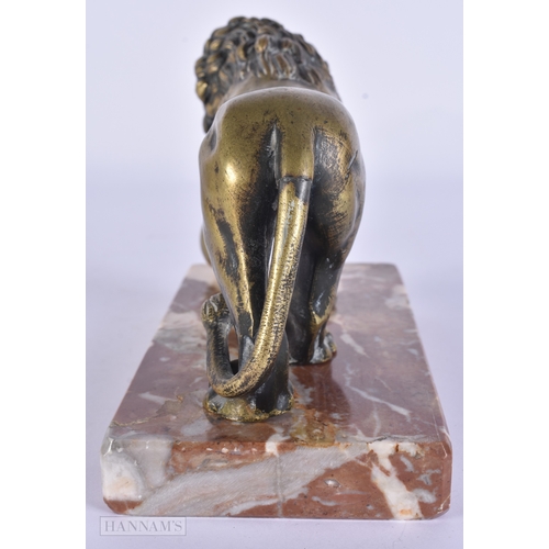 119 - AN 18TH/19TH CENTURY EUROPEAN GRAND TOUR BRONZE FIGURE OF THE MEDICI LION upon a marble base. 15cm x... 