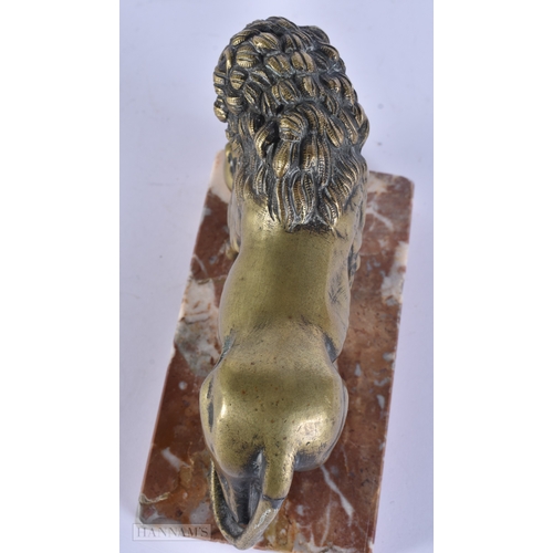 119 - AN 18TH/19TH CENTURY EUROPEAN GRAND TOUR BRONZE FIGURE OF THE MEDICI LION upon a marble base. 15cm x... 