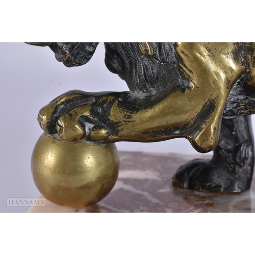 119 - AN 18TH/19TH CENTURY EUROPEAN GRAND TOUR BRONZE FIGURE OF THE MEDICI LION upon a marble base. 15cm x... 