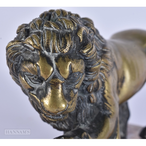 119 - AN 18TH/19TH CENTURY EUROPEAN GRAND TOUR BRONZE FIGURE OF THE MEDICI LION upon a marble base. 15cm x... 