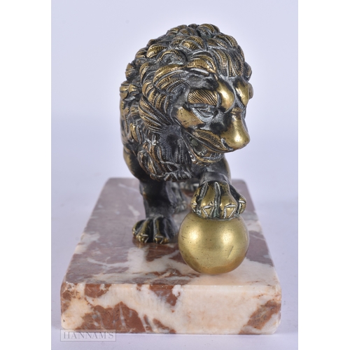 119 - AN 18TH/19TH CENTURY EUROPEAN GRAND TOUR BRONZE FIGURE OF THE MEDICI LION upon a marble base. 15cm x... 