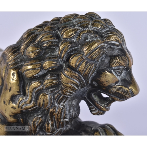 119 - AN 18TH/19TH CENTURY EUROPEAN GRAND TOUR BRONZE FIGURE OF THE MEDICI LION upon a marble base. 15cm x... 