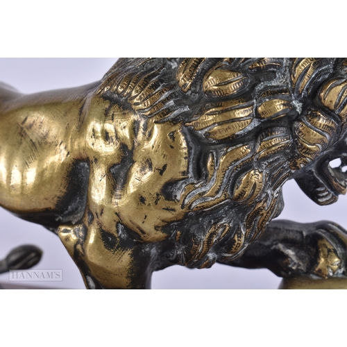 119 - AN 18TH/19TH CENTURY EUROPEAN GRAND TOUR BRONZE FIGURE OF THE MEDICI LION upon a marble base. 15cm x... 