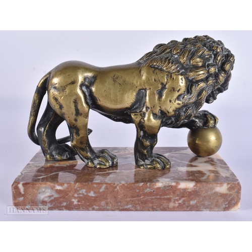 119 - AN 18TH/19TH CENTURY EUROPEAN GRAND TOUR BRONZE FIGURE OF THE MEDICI LION upon a marble base. 15cm x... 