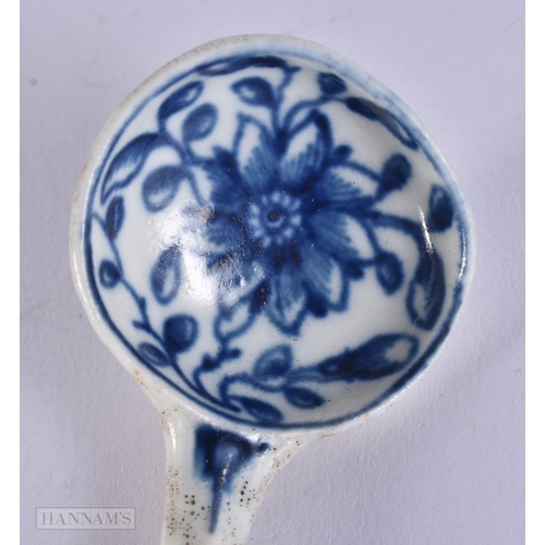 21 - A RARE 18TH CENTURY WORCESTER BLUE AND WHITE PORCELAIN SPOON painted with flowers. 12 cm long.