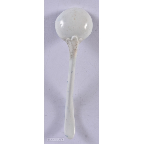 21 - A RARE 18TH CENTURY WORCESTER BLUE AND WHITE PORCELAIN SPOON painted with flowers. 12 cm long.