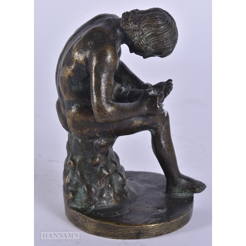 26 - AN 18TH/19TH CENTURY EUROPEAN GRAND TOUR BRONZE FIGURE OF THE THORN PICKER. 10.5 cm high.