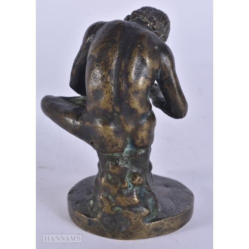 26 - AN 18TH/19TH CENTURY EUROPEAN GRAND TOUR BRONZE FIGURE OF THE THORN PICKER. 10.5 cm high.