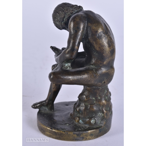 26 - AN 18TH/19TH CENTURY EUROPEAN GRAND TOUR BRONZE FIGURE OF THE THORN PICKER. 10.5 cm high.