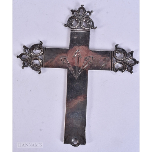 30 - AN UNUSUAL 17TH/18TH CENTURY CONTINENTAL SILVER RELIQUARY CROSS. 146 grams. 18cm x 12 cm.