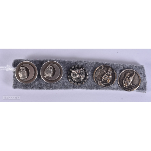 99 - A LOVELY SET OF ANTIQUE NOVELTY OWL AND TOAD BUTTONS/TOGGLES. 1.75 cm wide. (5)