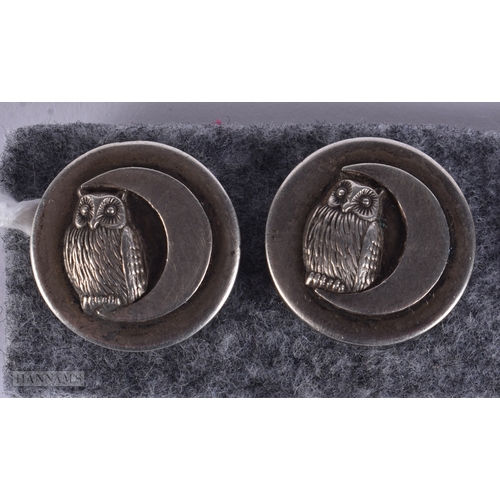 99 - A LOVELY SET OF ANTIQUE NOVELTY OWL AND TOAD BUTTONS/TOGGLES. 1.75 cm wide. (5)