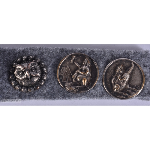 99 - A LOVELY SET OF ANTIQUE NOVELTY OWL AND TOAD BUTTONS/TOGGLES. 1.75 cm wide. (5)