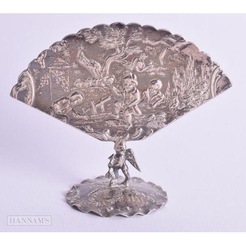 1155 - .800 silver novelty decorative cherub fan ornament 41g. 8.75 cm x 7 cm.