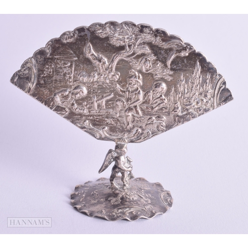 1155 - .800 silver novelty decorative cherub fan ornament 41g. 8.75 cm x 7 cm.