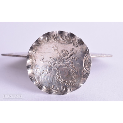 1155 - .800 silver novelty decorative cherub fan ornament 41g. 8.75 cm x 7 cm.