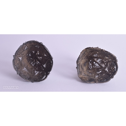 1166 - .950 silver filigree egg cups 69g. 5.75 cm x 4.75 cm.