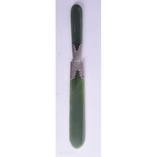 1175 - .900 silver detailed jade page turner 54g. 24 cm long.
