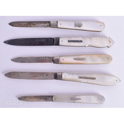1192 - 5 x .925 sterling silver mop fruit knives 122g. (5)